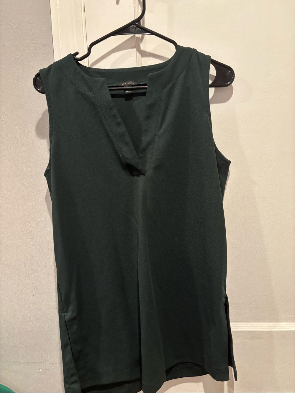 Ann Taylor Sleeveless V-Notch Tank Top – Forest Green